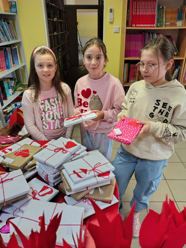 Walentynki w bibliotece szkolnej.