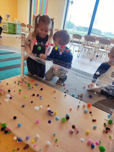 Razem uczymy się, bawimy i odkrywamy świat – pierwszy miesiąc trzylatków w przedszkolu