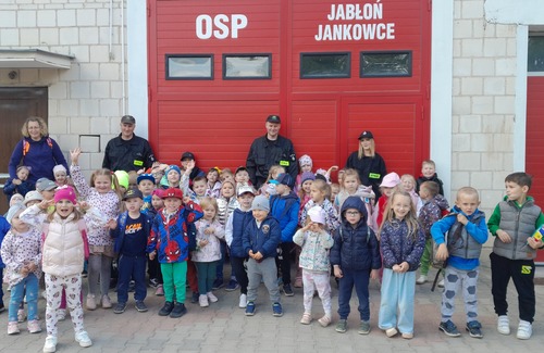 Przedszkolaki w odwiedzinach u strażaków z  OSP Jabłoń Jankowce